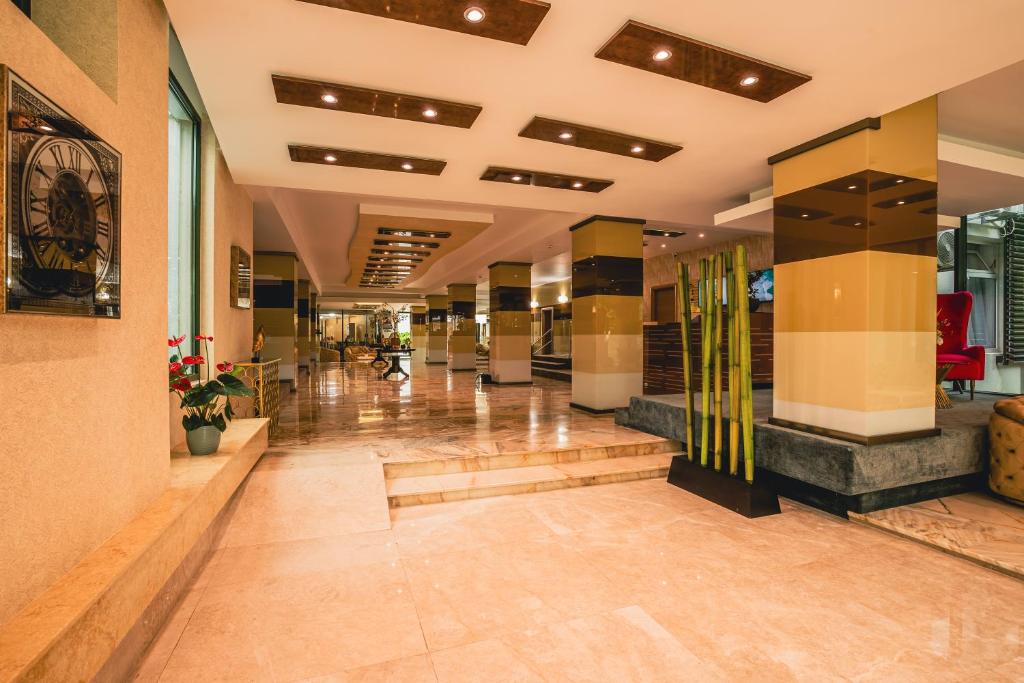 Vstupní hala nebo recepce v ubytování Hotel Dorna