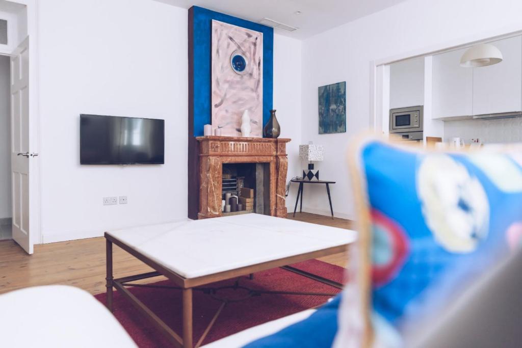 TV i/ili zabavni centar u objektu Chic & Luxurious 2-BR Escape Designed for Elegance