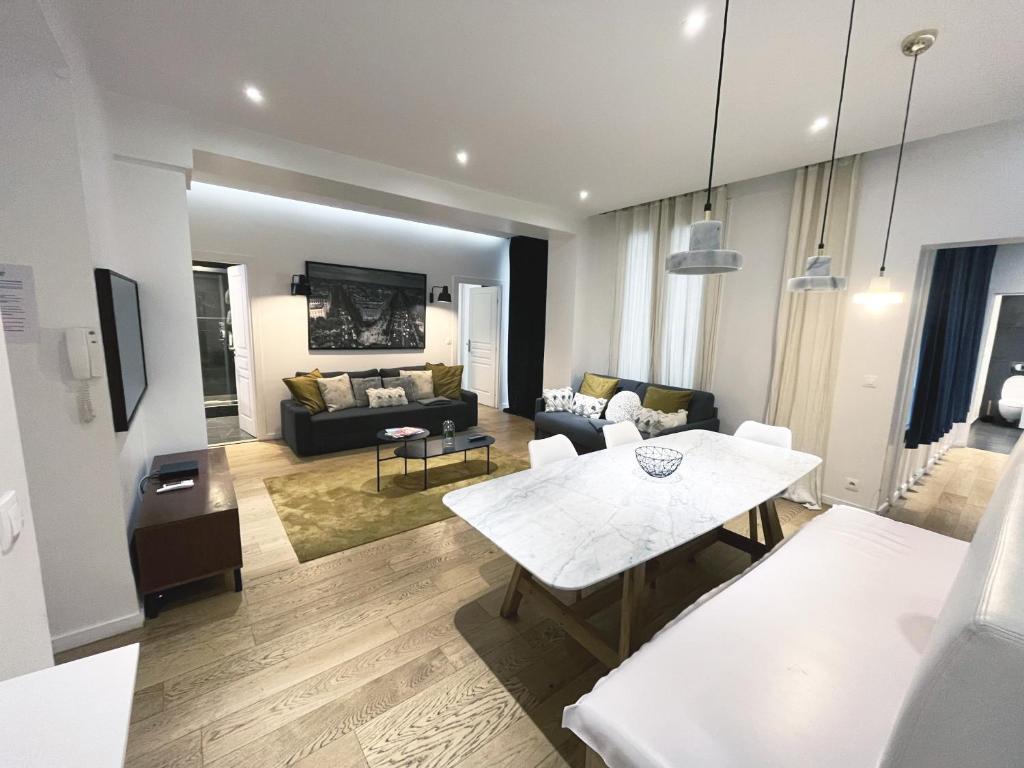 un salon avec une table et un canapé dans l'établissement Urban Flat 69 - Beautiful Parisian Apartment in Center of Paris, à Paris