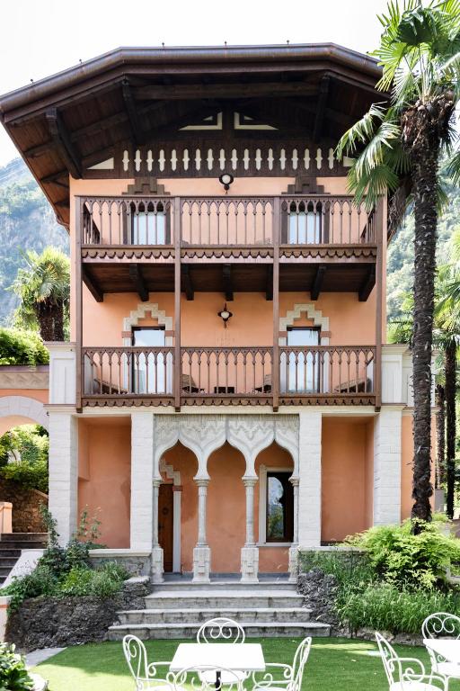 dom z balkonem, stołem i krzesłami w obiekcie La Portineria Luxury B&B w mieście Piancogno