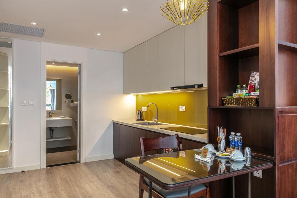 Kuchyň nebo kuchyňský kout v ubytování A25 Hotel - 18 Nguyễn Hy Quang