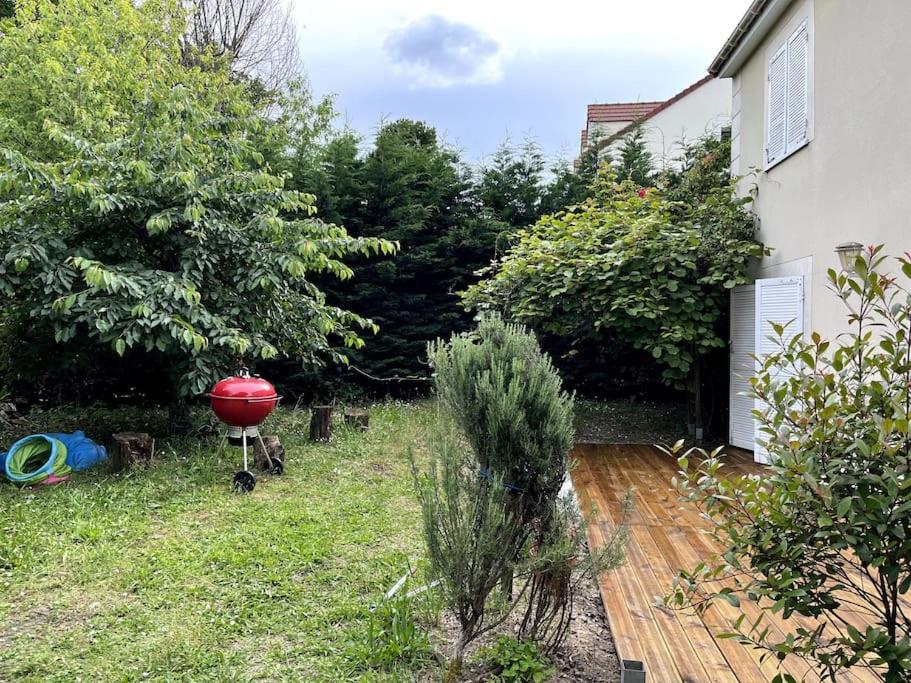 une arrière-cour avec dans l'établissement maison spacieuse, situé au sud de Paris, à Limeil-Brévannes