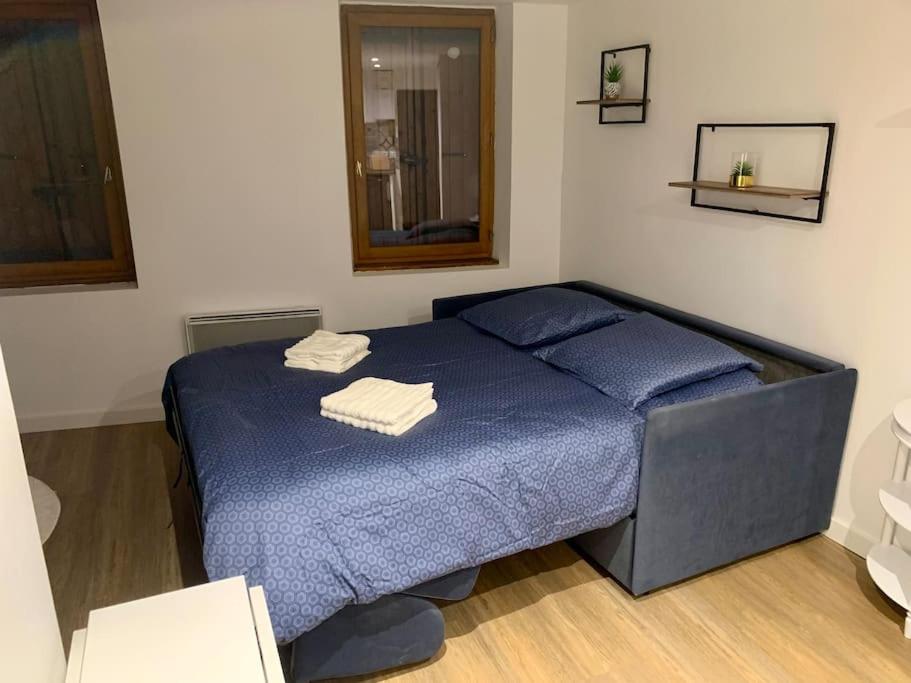 Un pat sau paturi într-o cameră la T2 Chic et Cosy à Montréjeau