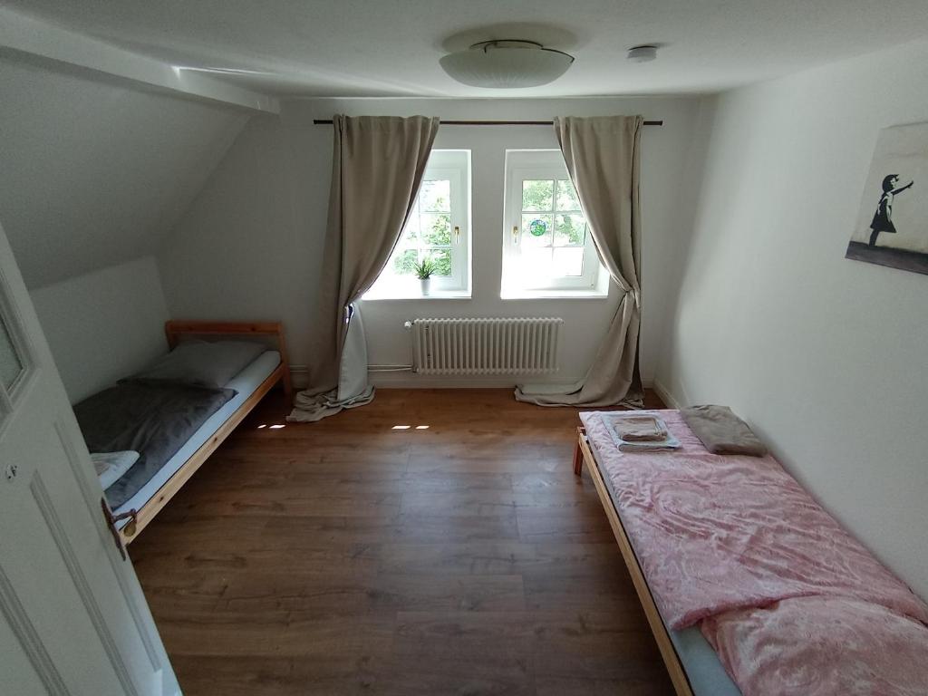Postel nebo postele na pokoji v ubytování Refugium Klosterhaus Nettersheim