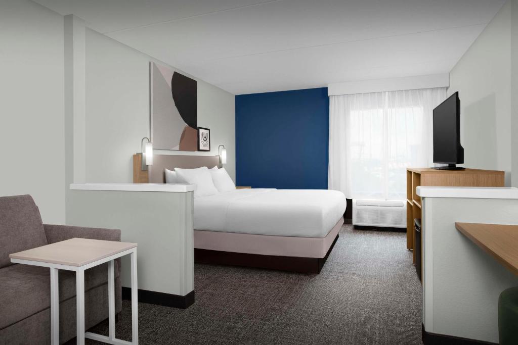 サンアントニオにあるコンフォート イン ＆ スイーツ サン アントニオ エアポートのベッドとソファのあるホテルの部屋