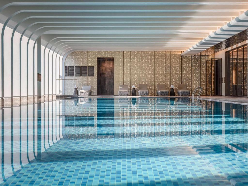 Bazén v ubytování Grand Mercure Yichang Waitan nebo v jeho okolí