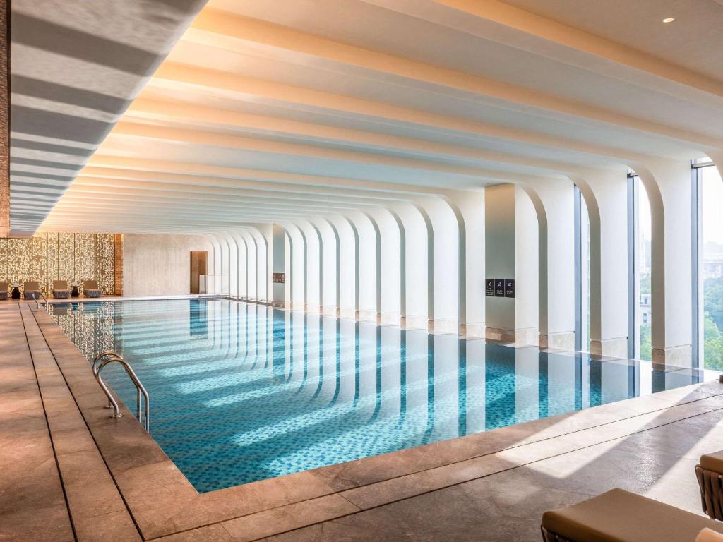 Bazén v ubytování Grand Mercure Yichang Waitan nebo v jeho okolí