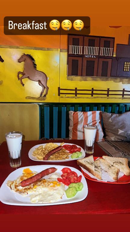 un tavolo con tre piatti di cibo sopra di Hostel Chilli a Tirana