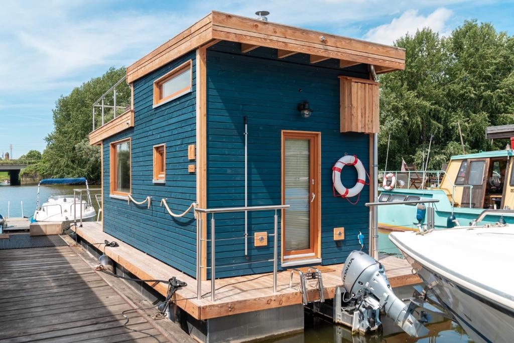 Fotografie z fotogalerie ubytování Tiny-Hausboot Irene mit Kamin und Dachterrassenlounge v Hamburku