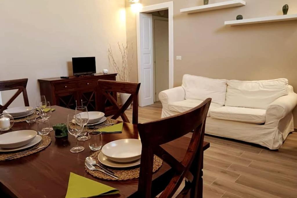 una sala de estar con una mesa y un sofá en Dimora Stella, en Galatina