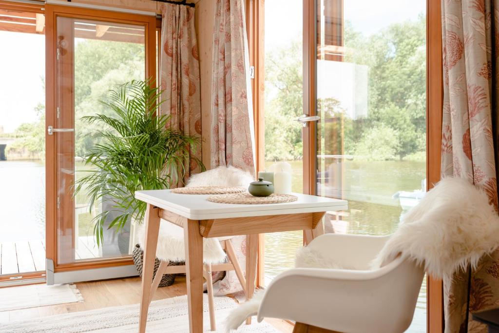 Posezení v ubytování Tiny-Hausboot Irene mit Kamin und Dachterrassenlounge
