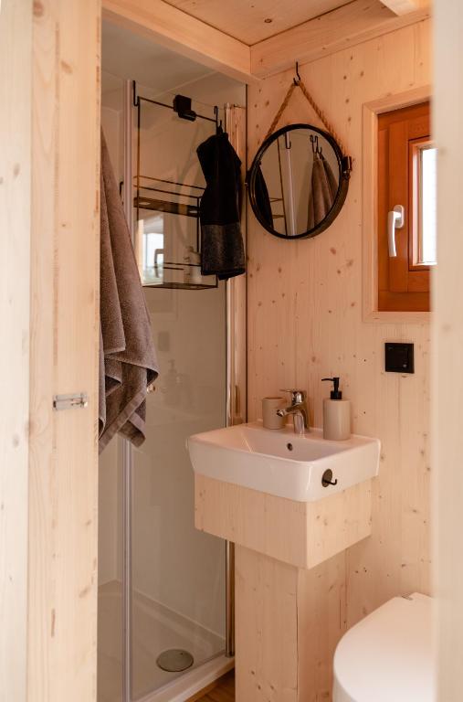Koupelna v ubytování Tiny-Hausboot Irene mit Kamin und Dachterrassenlounge