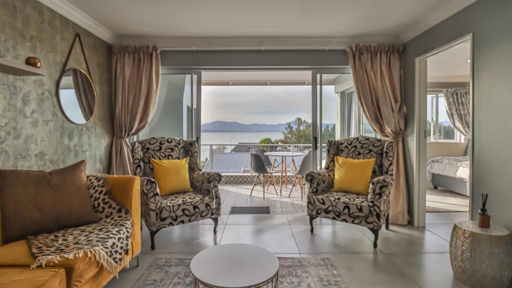 Χώρος καθιστικού στο Mossel Bay Ocean View Apartment - De Bakke Terrace