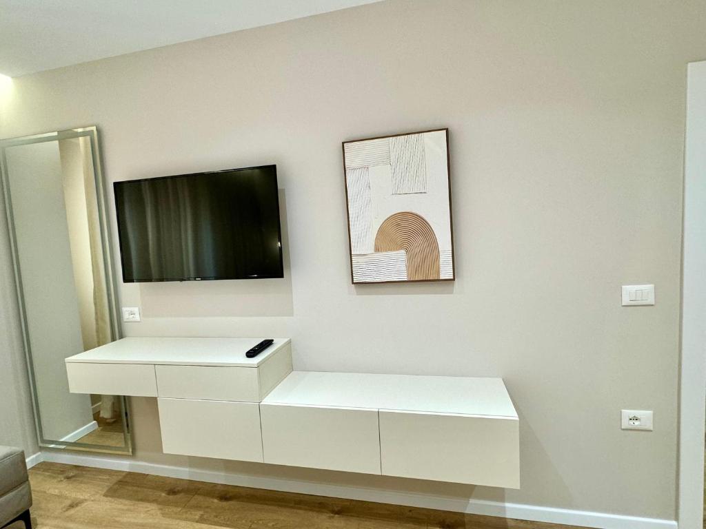 TV a/nebo společenská místnost v ubytování E&R Apartments at Myslym Shyri