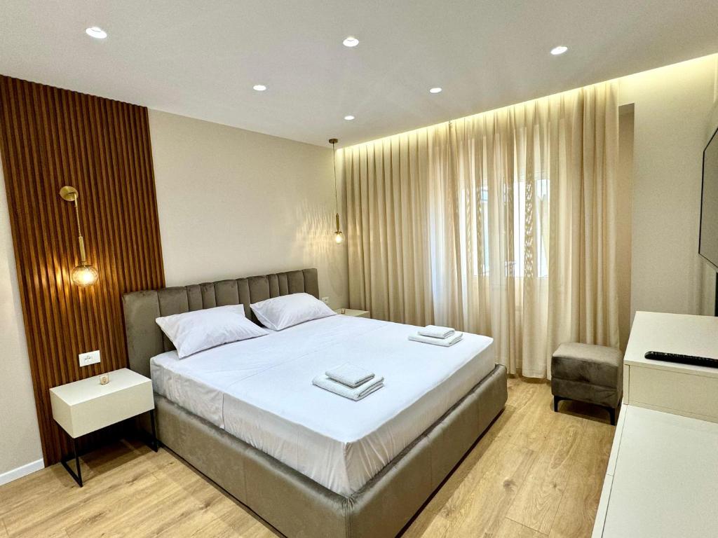 Postel nebo postele na pokoji v ubytování E&R Apartments at Myslym Shyri
