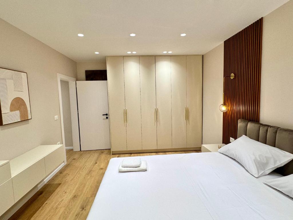 Postel nebo postele na pokoji v ubytování E&R Apartments at Myslym Shyri