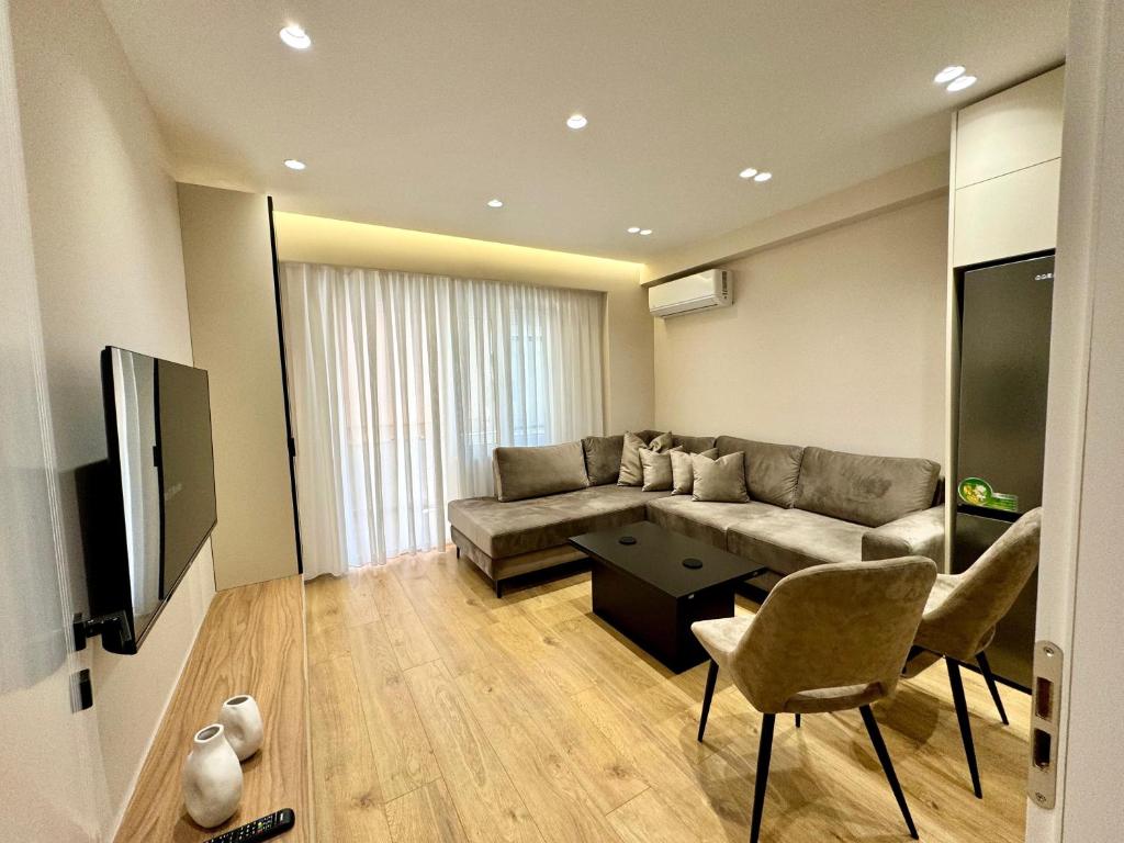 TV a/nebo společenská místnost v ubytování E&R Apartments at Myslym Shyri