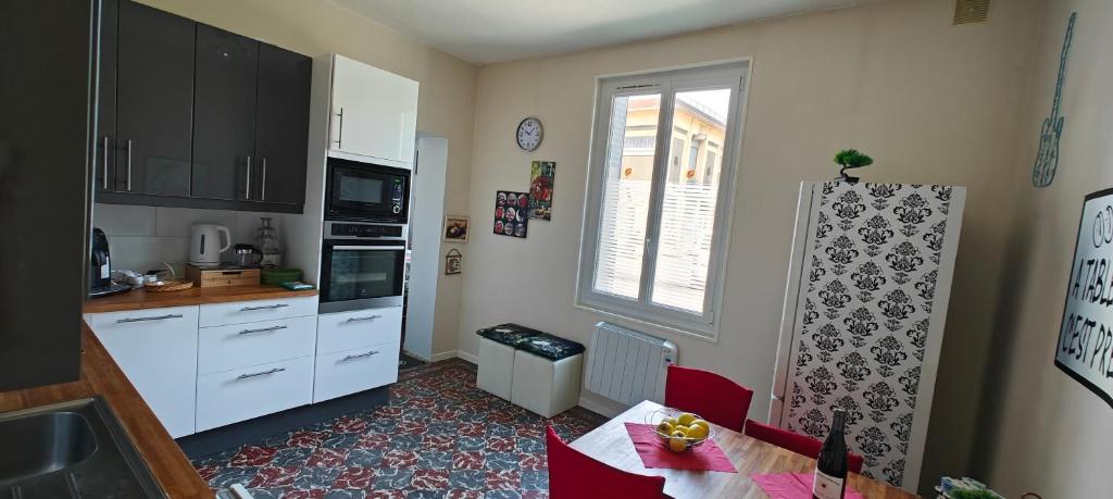 Kuchyň nebo kuchyňský kout v ubytování AMCP Gîte - Montgiscard