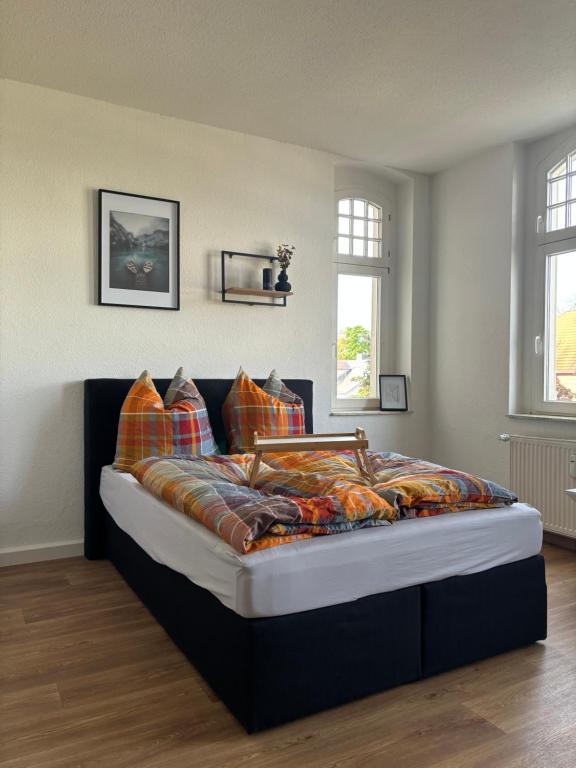 Un pat sau paturi într-o cameră la Five O - FeelGood-Apartment Goethe