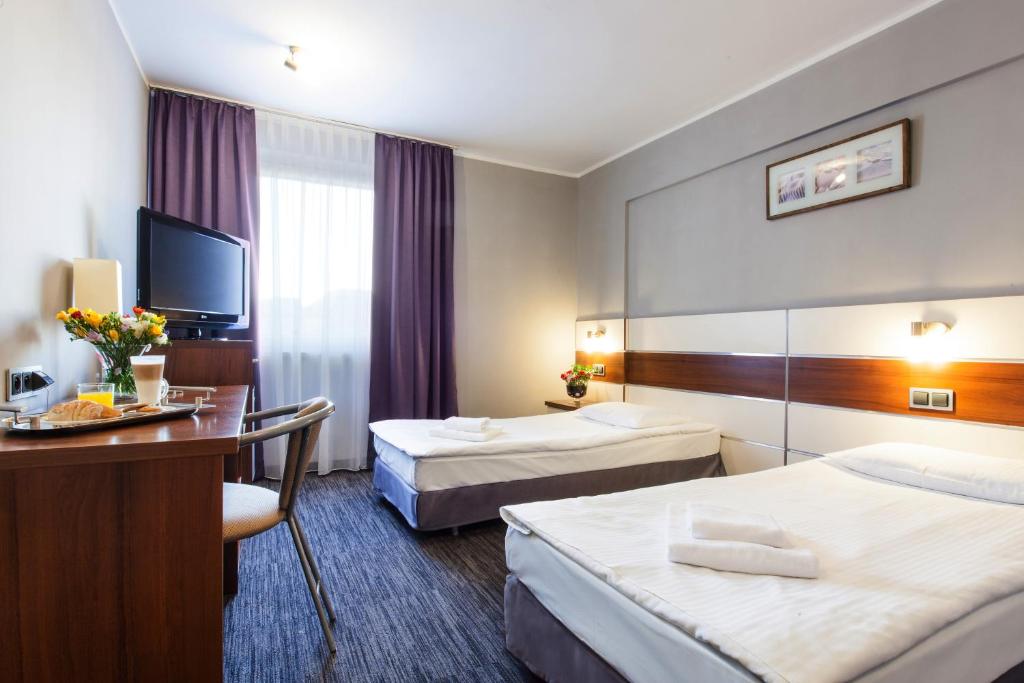 Postel nebo postele na pokoji v ubytování Hotel Tychy