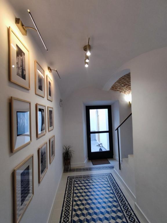 een gang met een blauw-witte tegelvloer en een raam bij River House in Cáceres