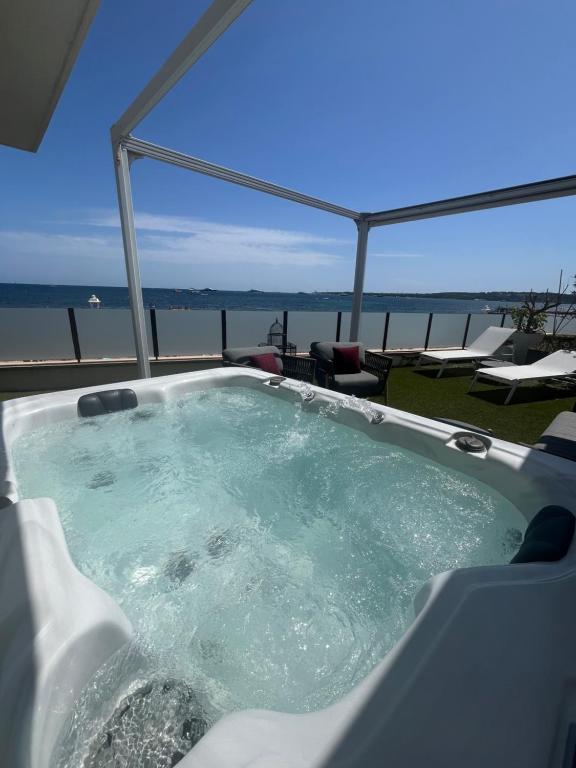 une baignoire jacuzzi avec vue sur l'océan dans l'établissement Villa Marsa - Cannes - on beach, à Cannes