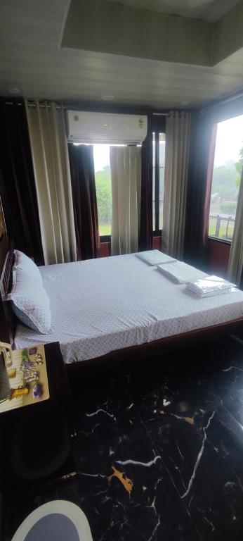 Postel nebo postele na pokoji v ubytování Sukh Sagar Hotel