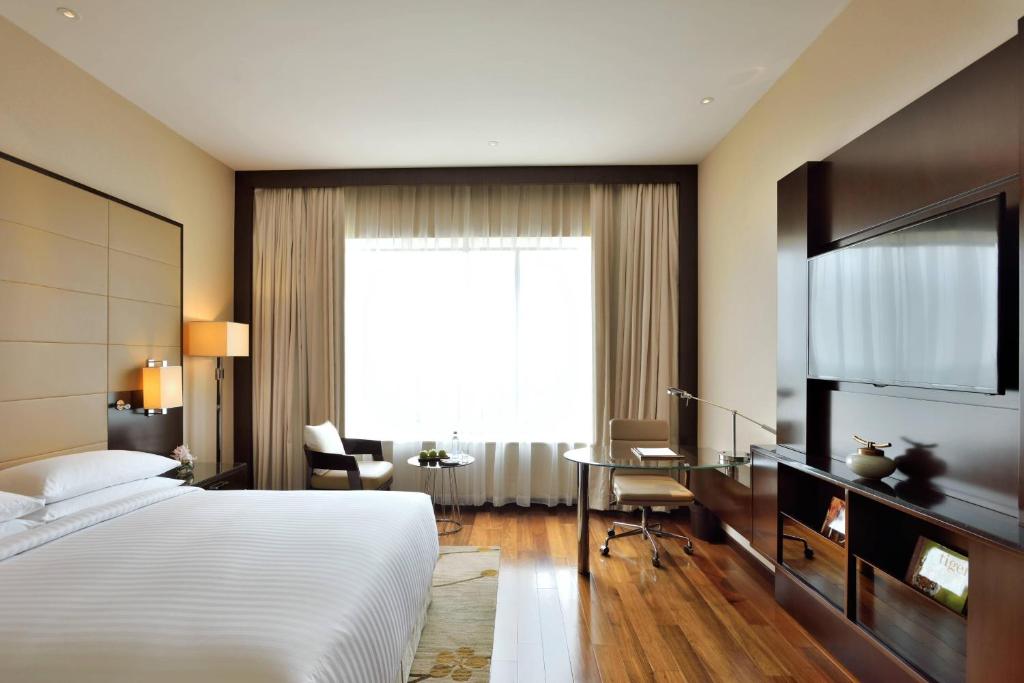 Postel nebo postele na pokoji v ubytování Kochi Marriott Hotel