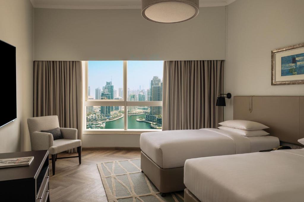 Postel nebo postele na pokoji v ubytování Dubai Marriott Harbour Hotel And Suites