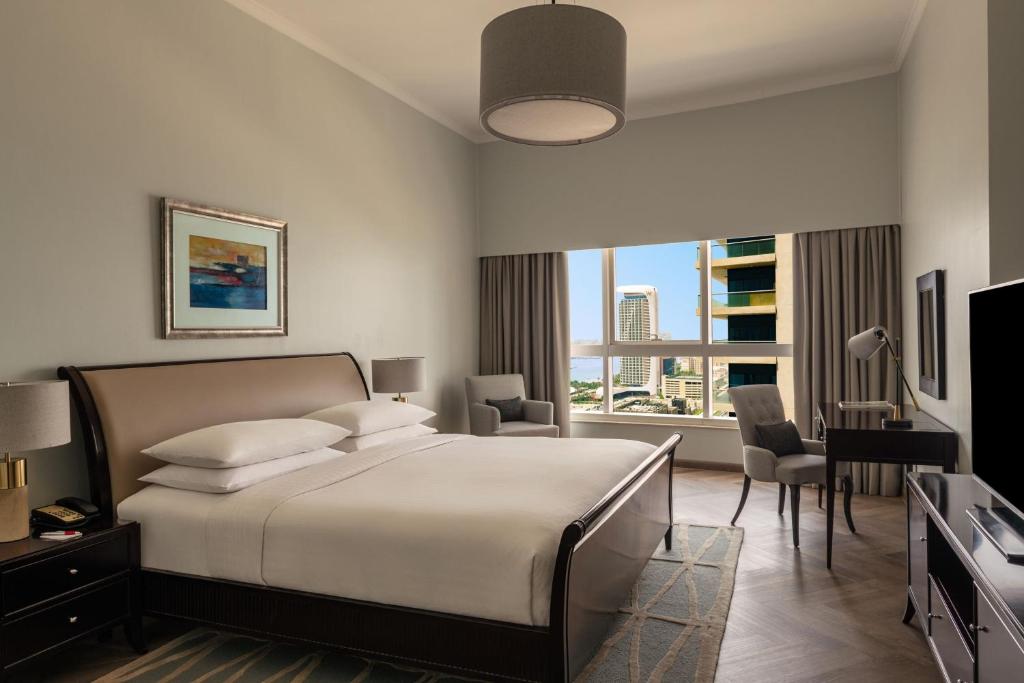TV a/nebo společenská místnost v ubytování Dubai Marriott Harbour Hotel And Suites