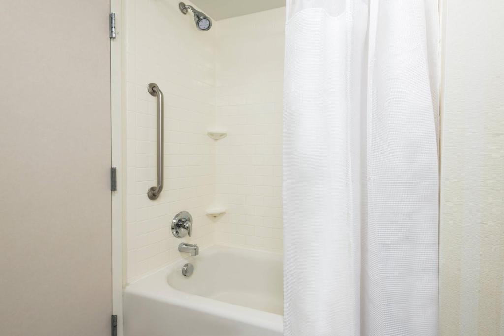 Koupelna v ubytování Fairfield Inn & Suites – Buffalo Airport
