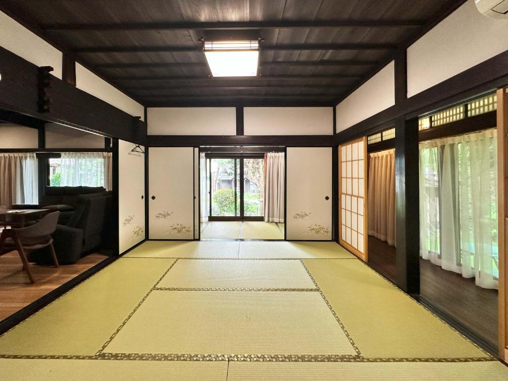TV a/nebo společenská místnost v ubytování 一宿一景一生縁-千葉県四街道店