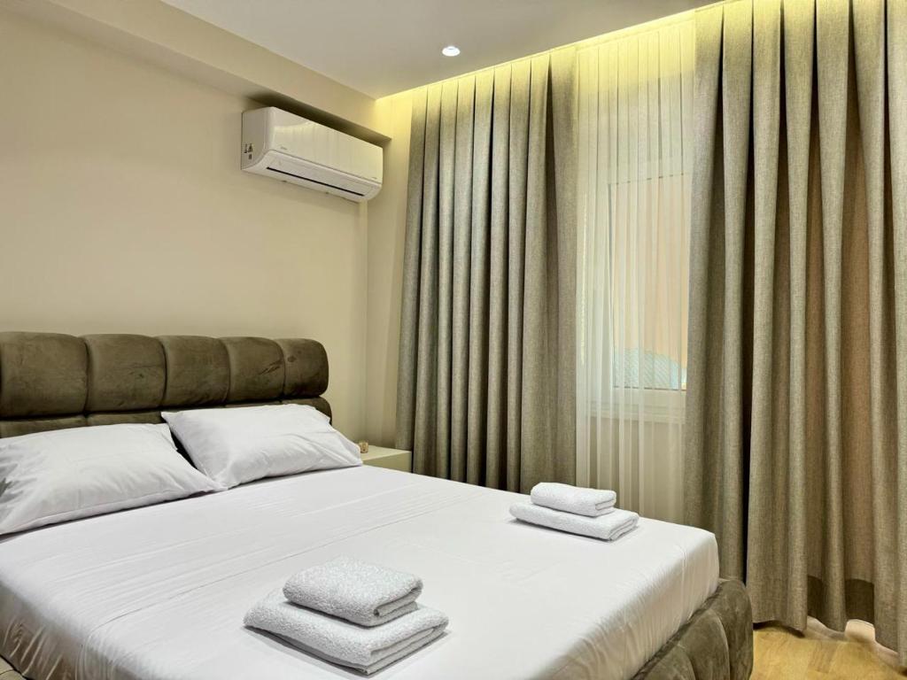 Postel nebo postele na pokoji v ubytování E&R Apartments at Myslym Shyri