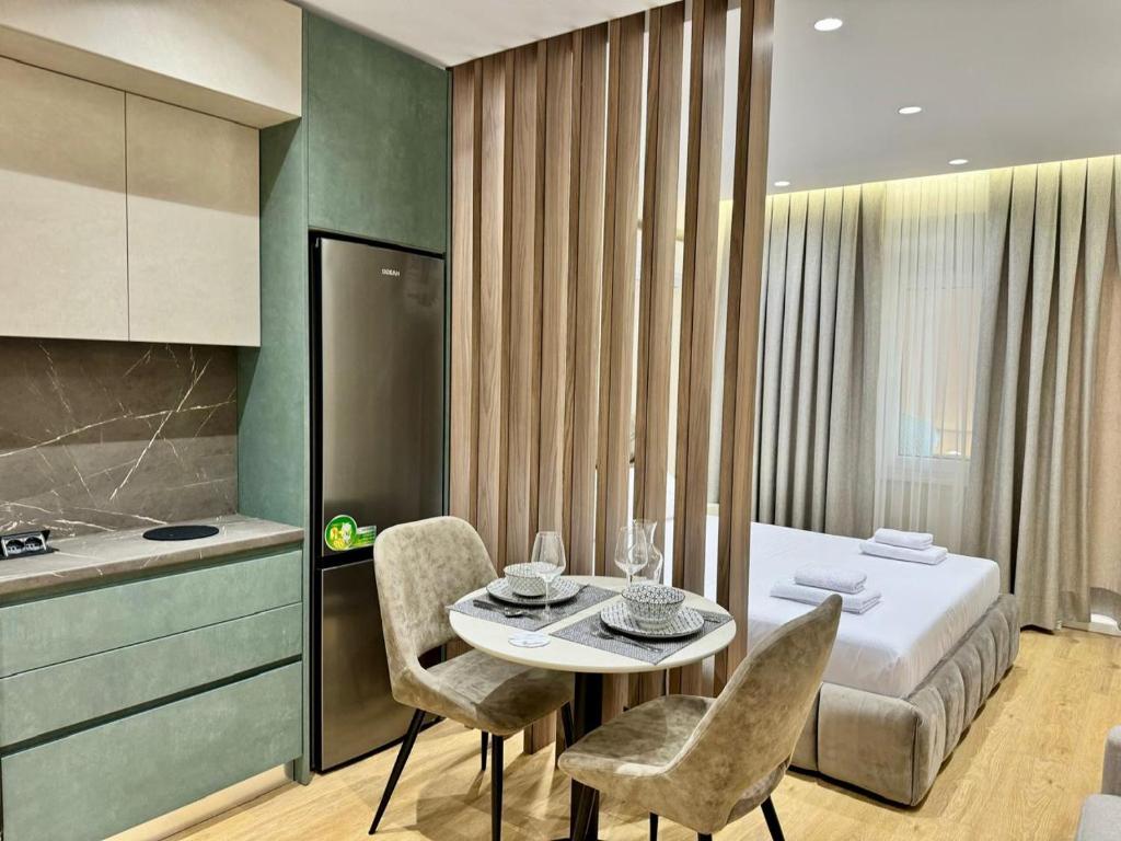 Kuchyň nebo kuchyňský kout v ubytování E&R Apartments at Myslym Shyri