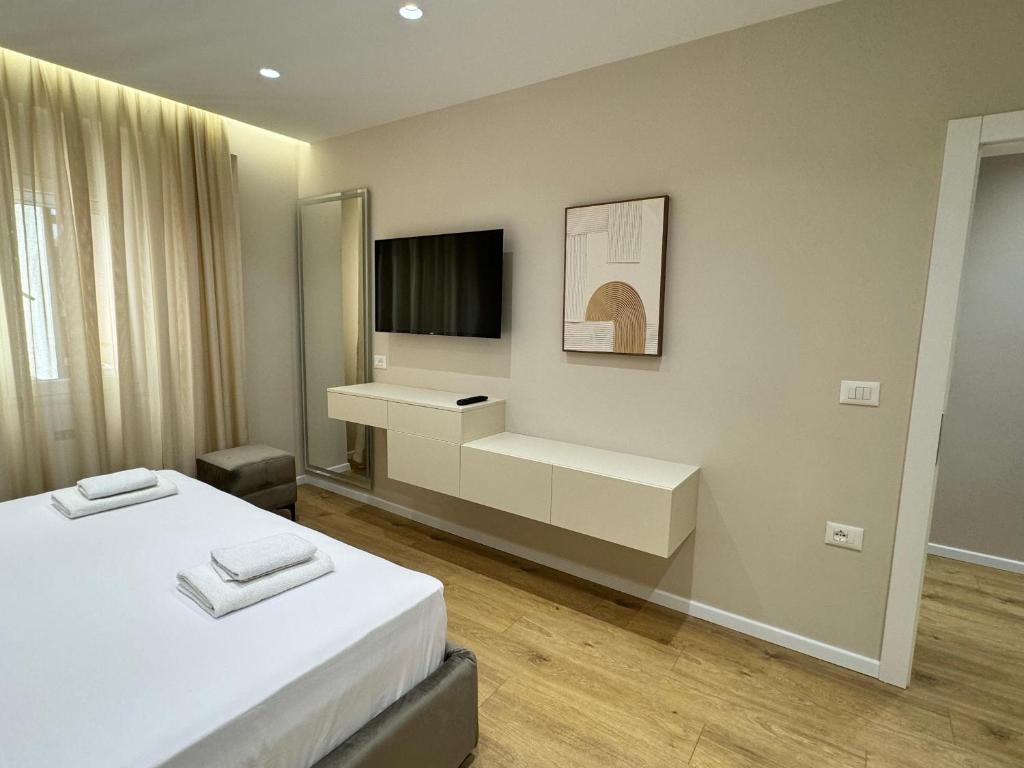 TV a/nebo společenská místnost v ubytování E&R Apartments at Myslym Shyri