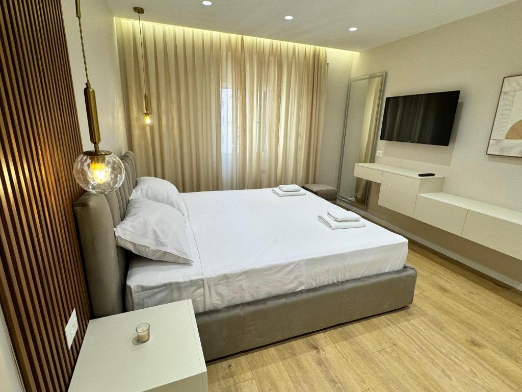 Postel nebo postele na pokoji v ubytování E&R Apartments at Myslym Shyri