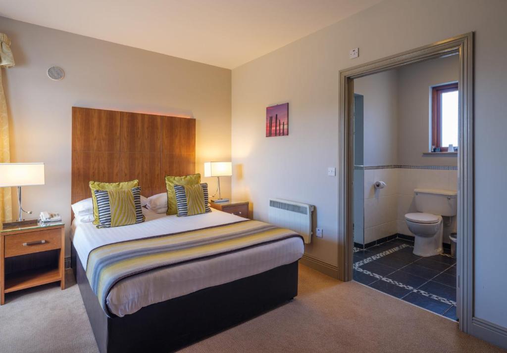 Postel nebo postele na pokoji v ubytování Cryans Hotel