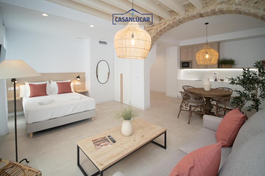 una sala de estar con una cama y una mesa en Sanlucar Centro - Apartamento 2, en Sanlúcar de Barrameda