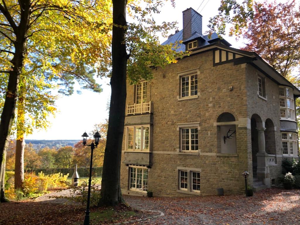an old brick house in the woods at Le Soyeureux Holiday Cottage Villa Spa in Spa