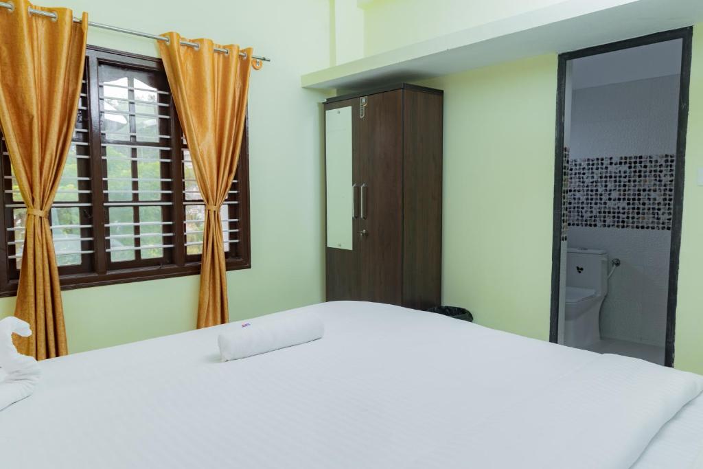 Postel nebo postele na pokoji v ubytování Coorg Residency home stay
