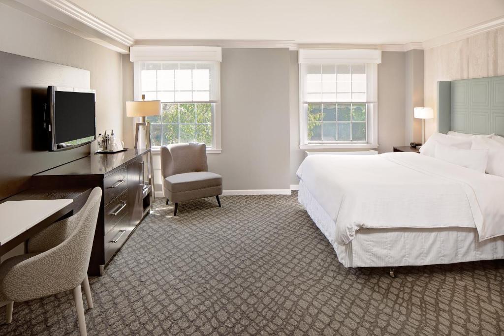 Postel nebo postele na pokoji v ubytování The Westin Governor Morris, Morristown