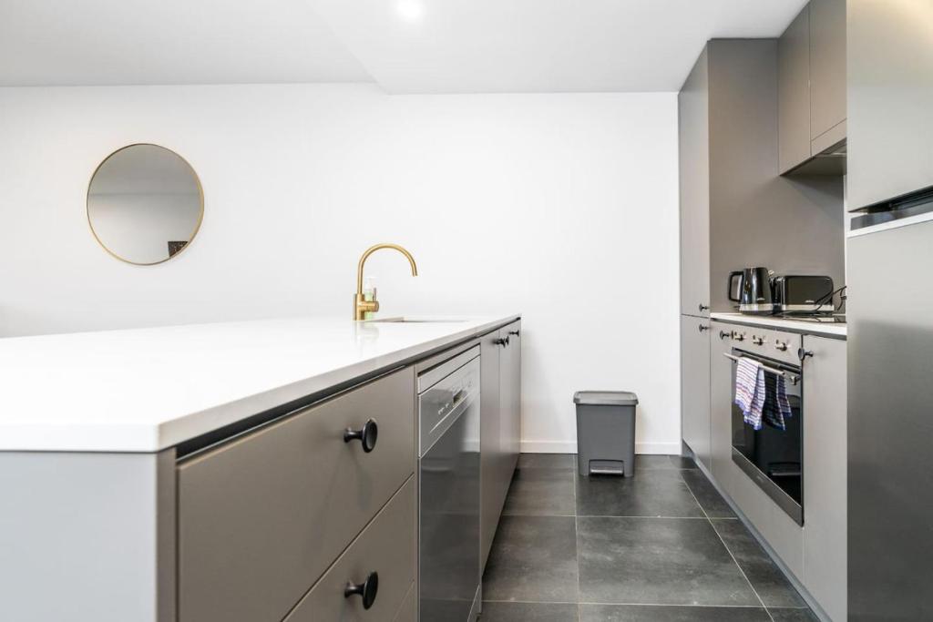 Nhà bếp/bếp nhỏ tại Ideal 2BR Apt in the Heart of Braddon - Hosted by Canstay