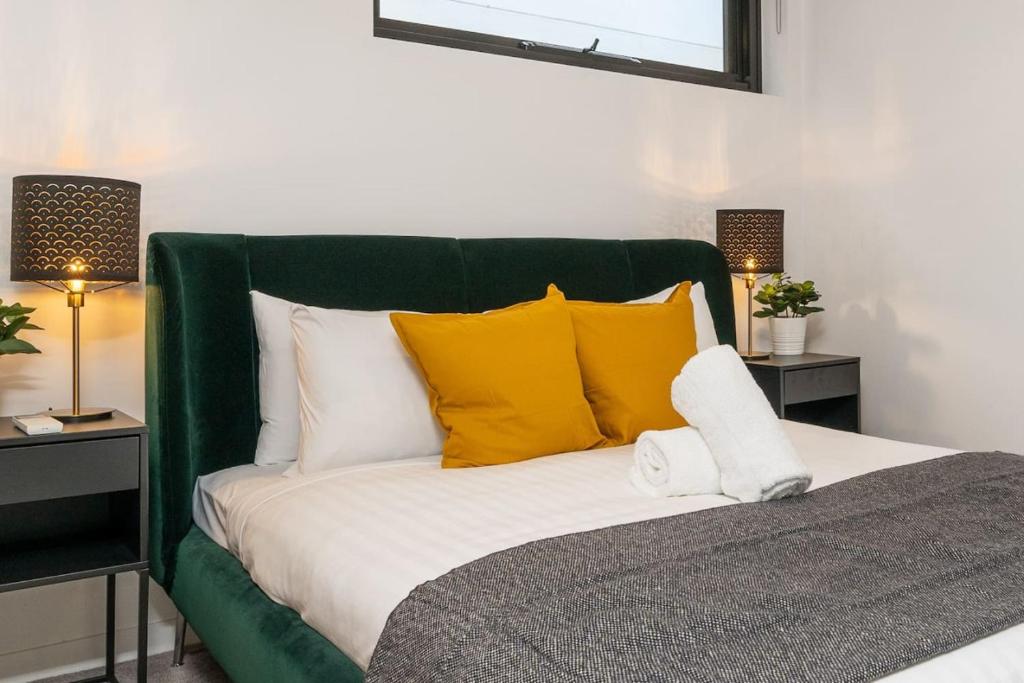 Giường trong phòng chung tại Ideal 2BR Apt in the Heart of Braddon - Hosted by Canstay