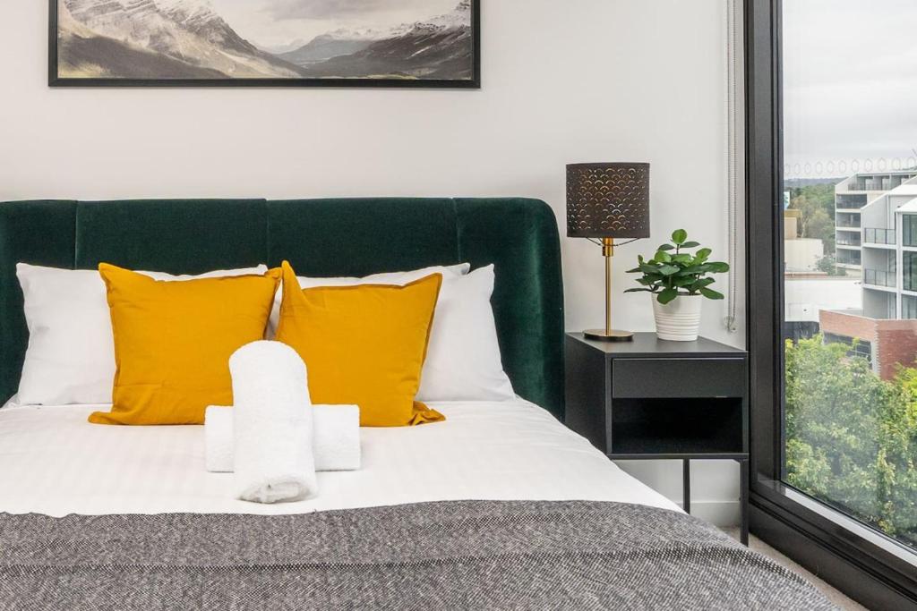 Giường trong phòng chung tại Ideal 2BR Apt in the Heart of Braddon - Hosted by Canstay