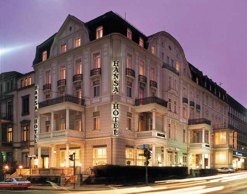 ein großes Gebäude an der Ecke einer Straße in der Unterkunft Star-Apart Hansa Hotel in Wiesbaden