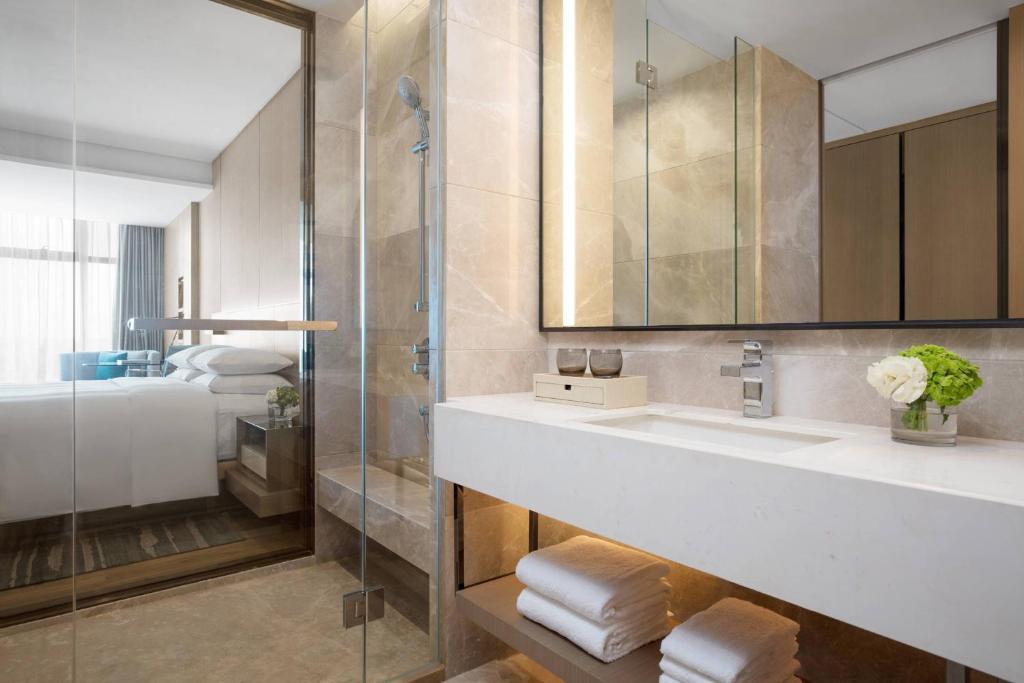 Postel nebo postele na pokoji v ubytování Courtyard by Marriott Shenzhen Bao'an