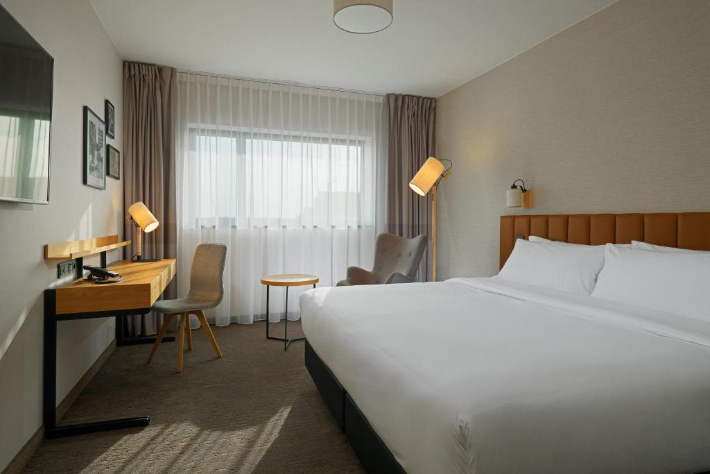 Postel nebo postele na pokoji v ubytování Four Points by Sheraton Warsaw Mokotow