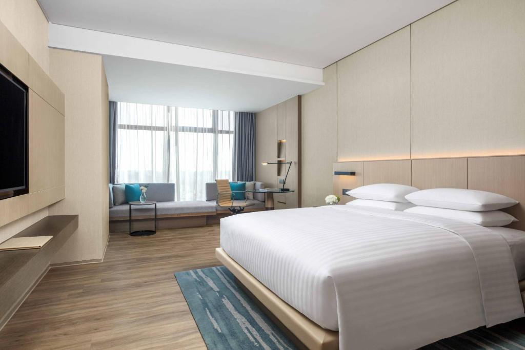 Postel nebo postele na pokoji v ubytování Courtyard by Marriott Shenzhen Bao'an
