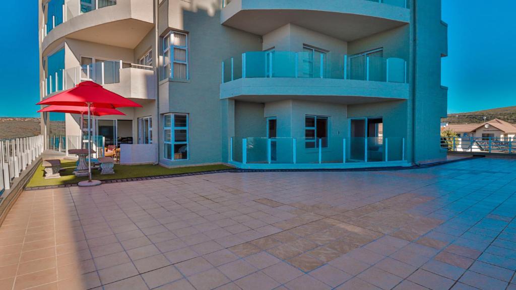Trio Towers Beach View Apartment - Image 11