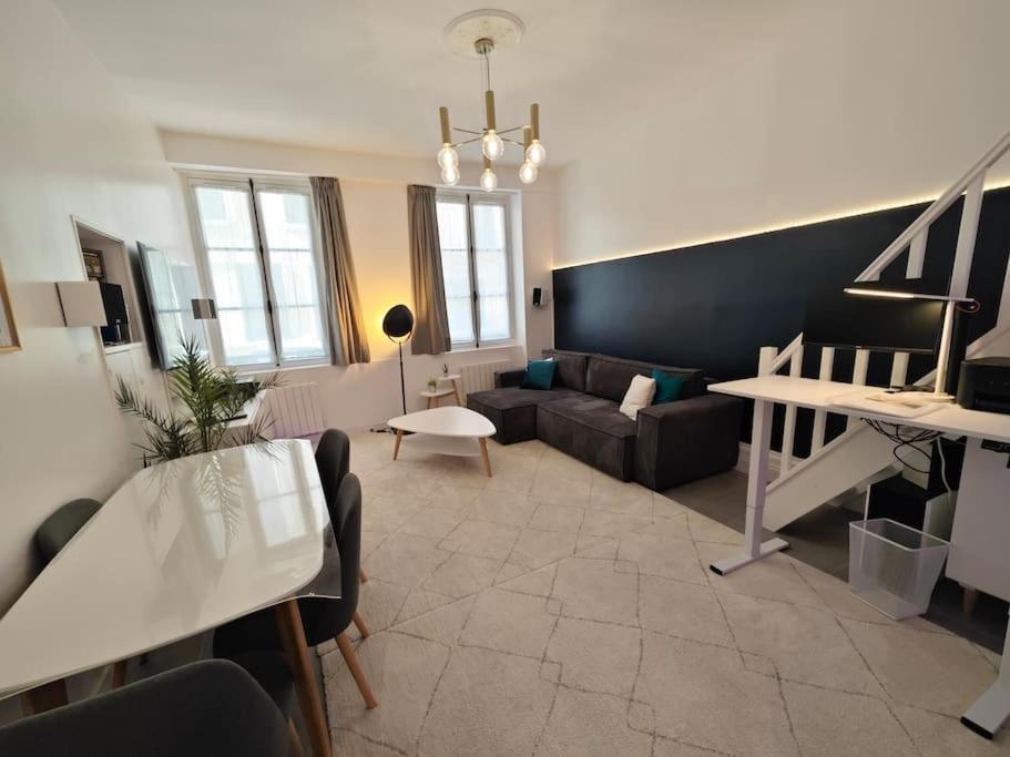 un salon avec un canapé et une table dans l'établissement Confortable et luxe à deux pas du château de Versailles, à Versailles